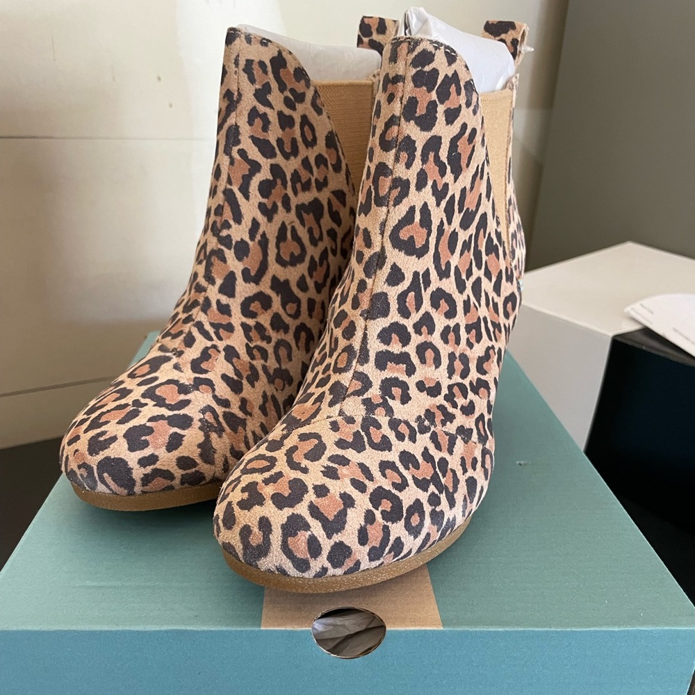 New! Toms Leopard Kelsey Wedge Booties sz 8.5